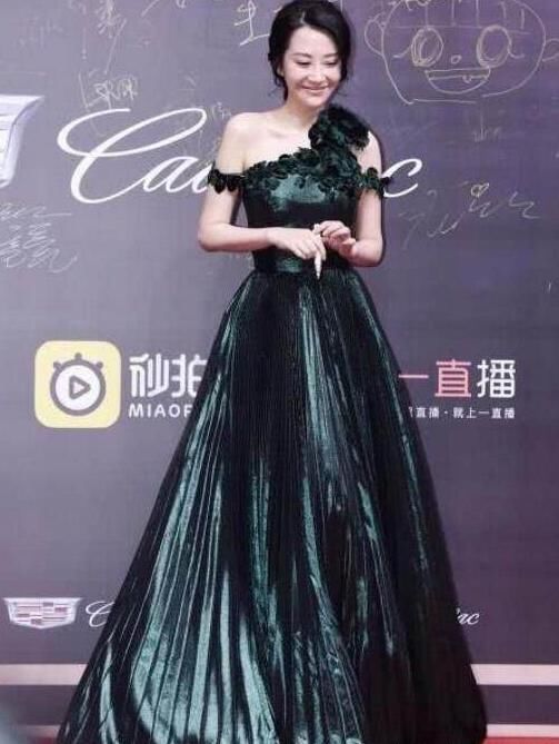 许晴才是真正的女神，49岁也能穿得美如18，是真正的冻龄女神