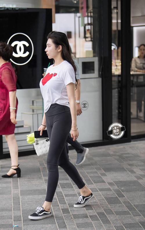 街拍：紧身裤怎么搭配好看，白T恤时髦style教你穿出性感美