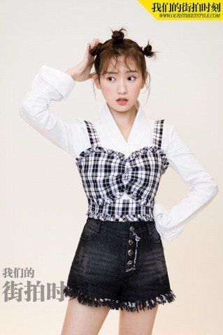 孙艺宁《我们的街拍时刻》双丸子头诠释酷感街头女孩