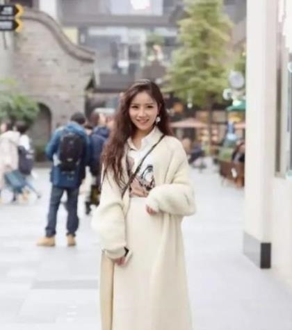『气质』街拍:富有活力的小姐姐,仙女气质十足,非常有女人味