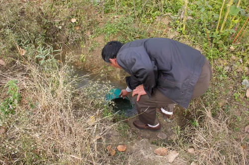  [村民]北方降雨量少却有个水上村，村民开荒种菜，掘地一尺浇水