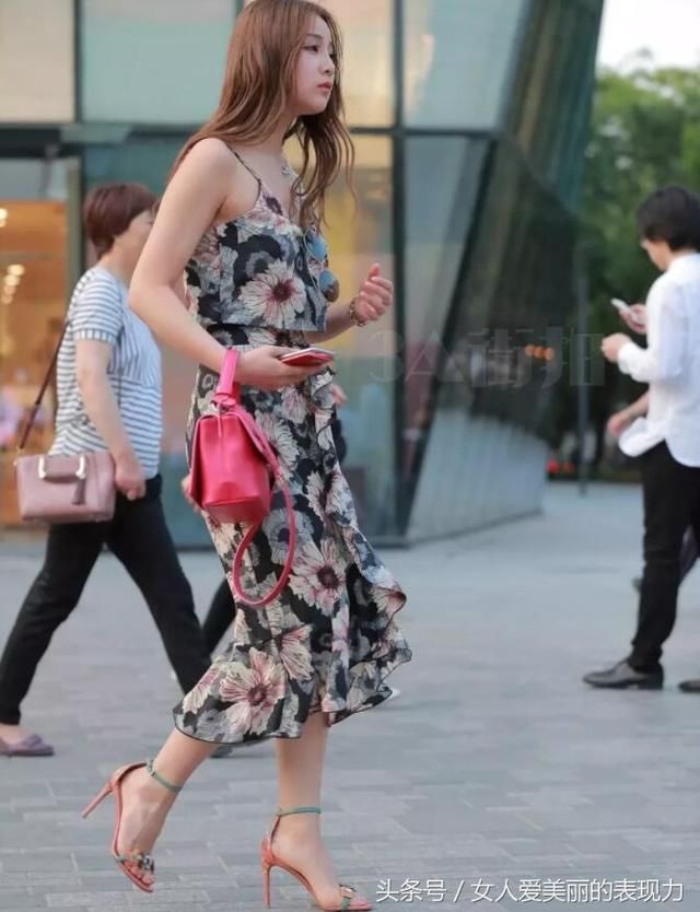 露肩装已吊带衫为最美，而搭配高跟鞋显得气质不一般