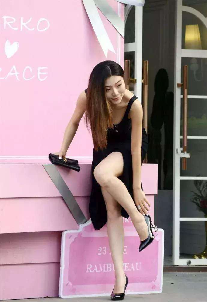 街拍: 身材丰满的辣妈, 你这动作很容易出丑的