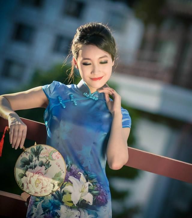 不同面料风格在旗袍上的呈现