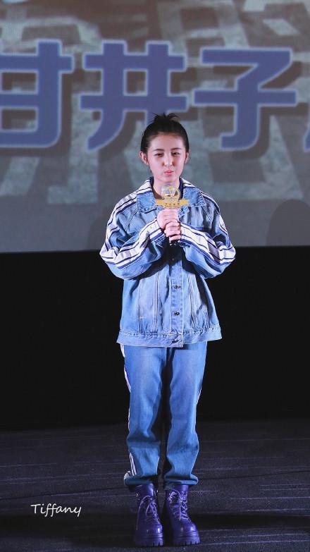 辣眼睛！张子枫穿搭青春有活力 却输在了鞋子上，网友：又穿错了