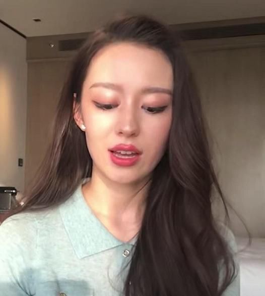 「欧美」吉娜直播间彩妆全过程,唇膏厚涂欧美风格显著,眼周妆面仍然是浓妆艳抹