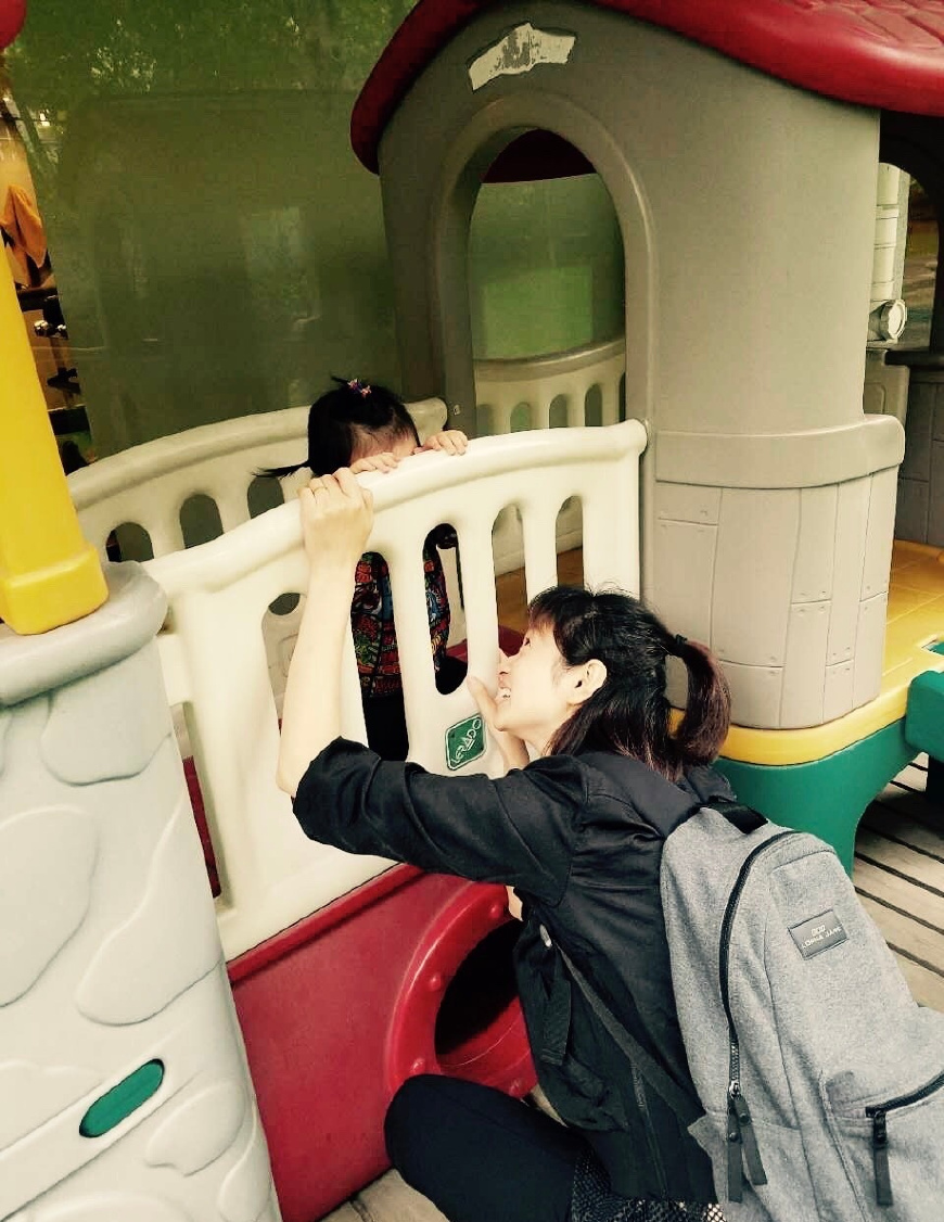 沈佳妮身穿开叉长裙端庄优雅，尽秀大长腿，网友：朱亚文好眼光！