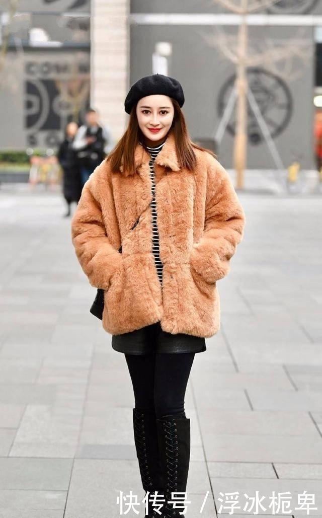  【美女】街拍小姐姐穿粉衬衣清凉上街，自信的女人最性感