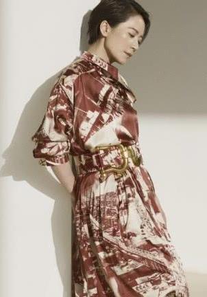 俞飞鸿裸色上衣搭配黑色阔腿裤，造型简单尽显优雅，气质给满分！