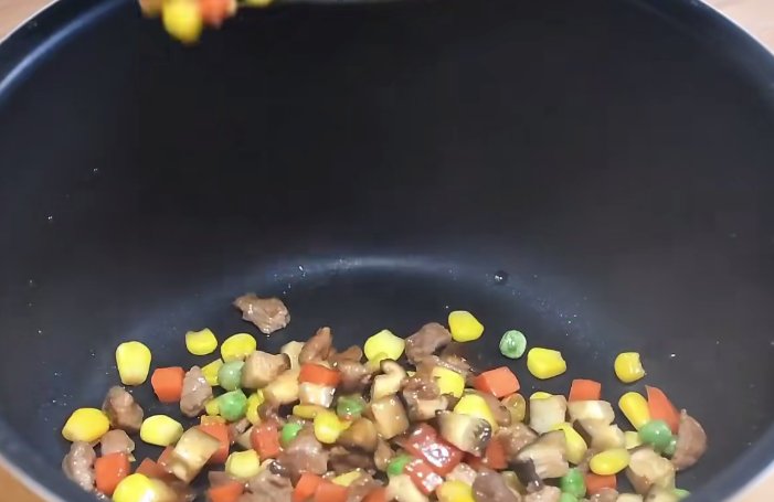 营养■1个西红柿,5种营养食材,教你做美味的懒人焖饭,简单好吃又解馋