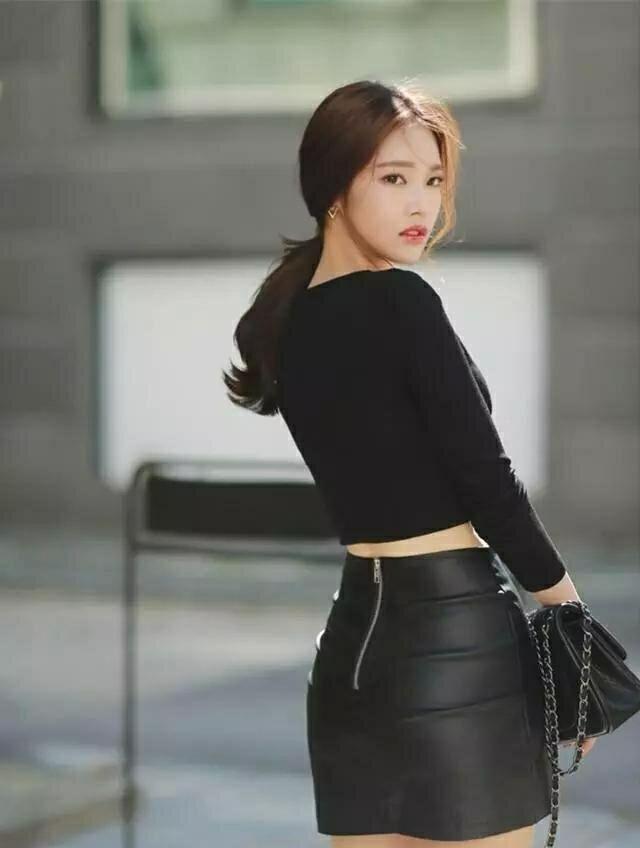 街拍小姐姐黑皮裙秀身材, 大长腿彰显魅力, 侧开叉不能再高了!