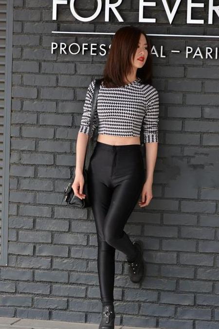 姑娘,太热天的穿皮裤,好不低调