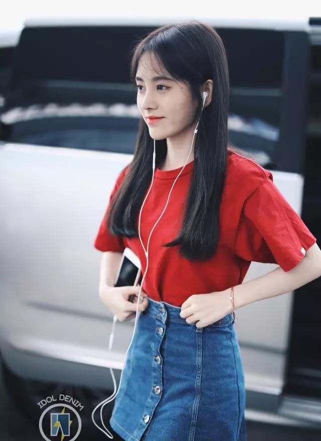 鞠婧祎当众提裤腰，裙子这么紧还往下掉！羡慕嫉妒恨！