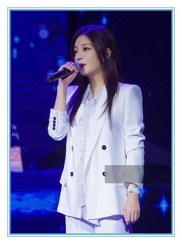 当35岁韩雪与42岁赵薇同穿白西装，才知道仙气和霸气的差距有多大