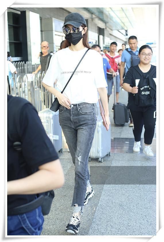 当88斤唐嫣穿上紧身牛仔裤,网友直呼:辣眼睛!还是换回裙子吧!