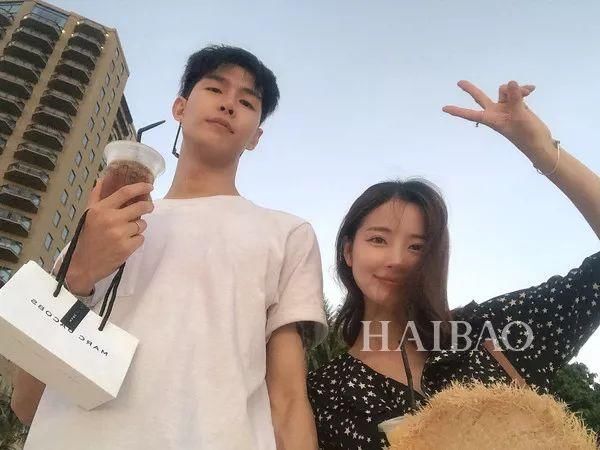 羡慕|靠“虐狗”合照火爆INS，这对韩国小夫妻也太甜了?