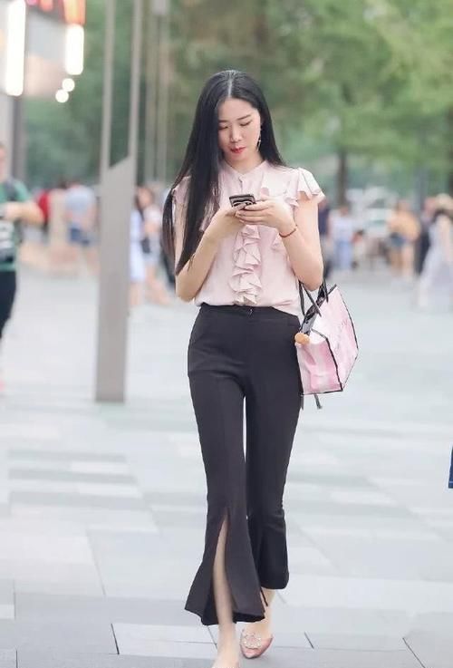  #迷人#路人街拍，姑娘美艳迷人，穿粉红色的T恤，非常迷人