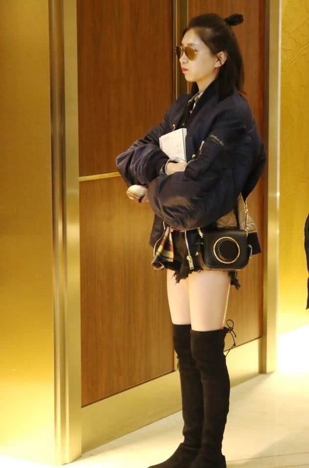 江疏影真的是颜值高腿长就任性，开叉裙开到大腿根!