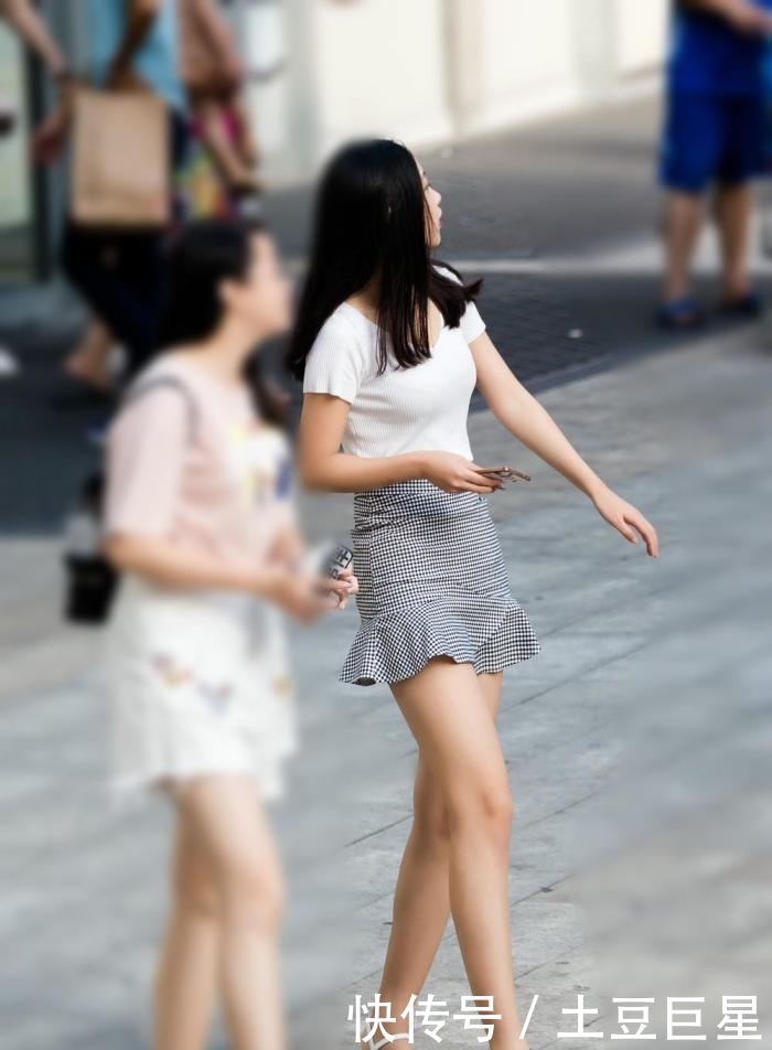 『hold』街拍 短裙配长腿, 这种fell你可hold住