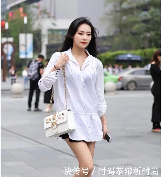 穿深V连衣裙的小姐姐,秀出优美曲线,展现不一样美!!