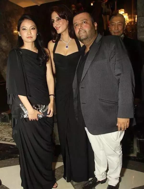 90后不丹王后，穿传统服饰超迷人，穿上“洋装”却暴露了这一缺点