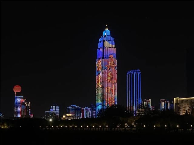  『解放军』武汉亮起25公里灯光秀 感谢各省市和解放军