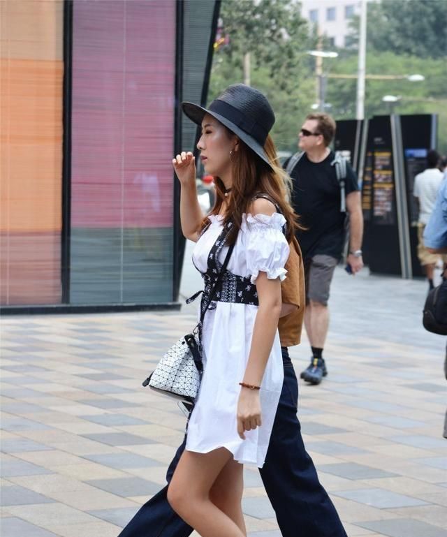  美女■三里屯逛街的美女，更喜欢穿着裙子，因为这样搭配这样才更女人