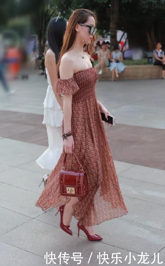 身上穿着一■街拍:美女搭配上一双尖头高跟鞋,走路的姿态也显得更加的优雅