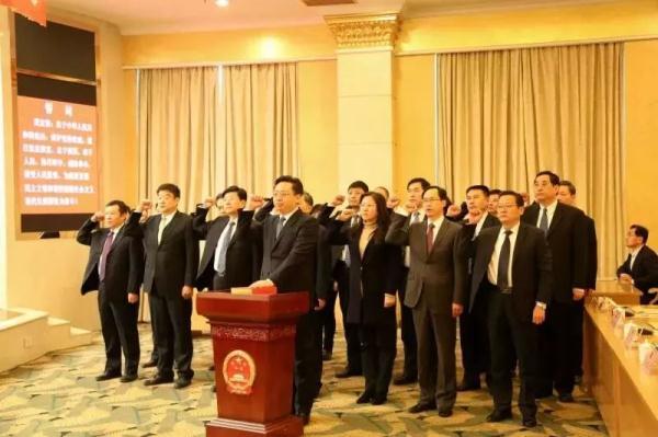 张永霞辞去烟台市市长职务，陈飞任烟台市副市长、代市长