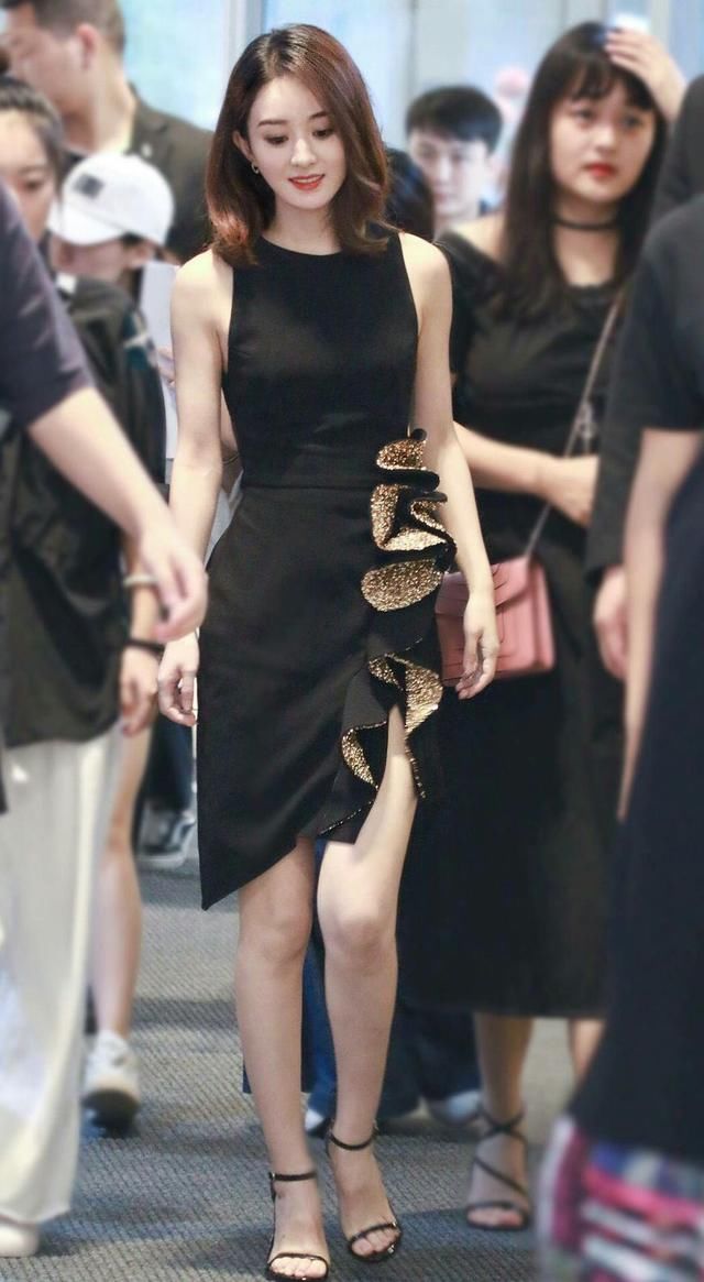 赵丽颖现身南京与粉丝共度七夕，紧身裙破怀孕谣言，粉丝疯狂抓拍