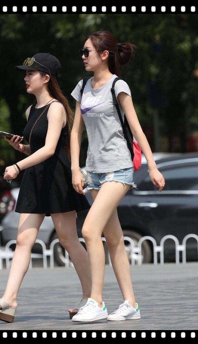 成都街拍:T恤短裤骨感型美女or超短裙丰满型美女 你喜欢谁?