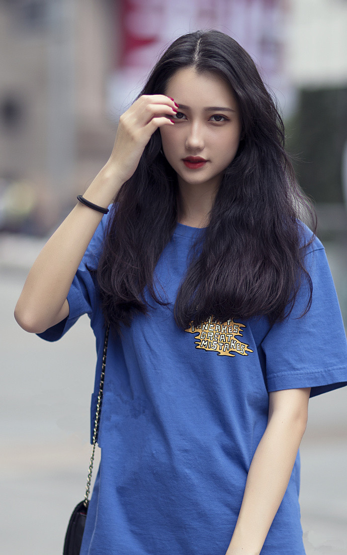 身穿紧身打底裤美女，凸显窈窕好身材，难掩女人味！