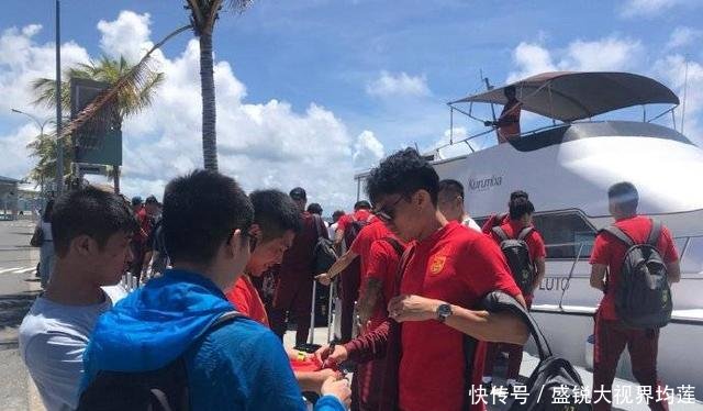 国足抵达马尔代夫 乘坐交通快艇前往下榻酒店
