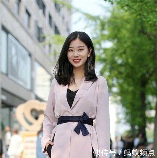 『 身穿』秀出白皙长腿,清秀靓丽,街拍:小美女身穿时尚的吊带连体短裤