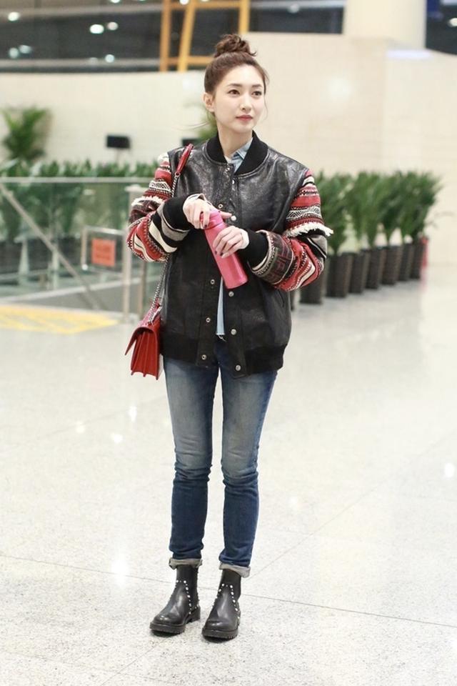 江疏影黑色look现身机场，修身打底裤尽显大长腿，这腿能看一整年