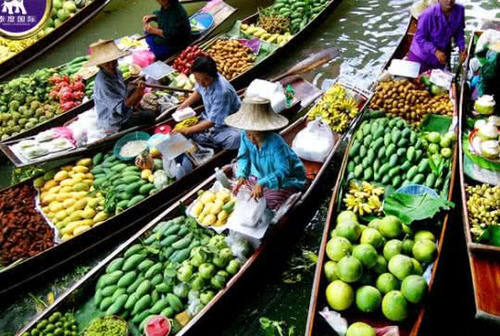 揭秘泰国特丹嫩沙多水上市场，游客蜂拥而来，尽情游玩