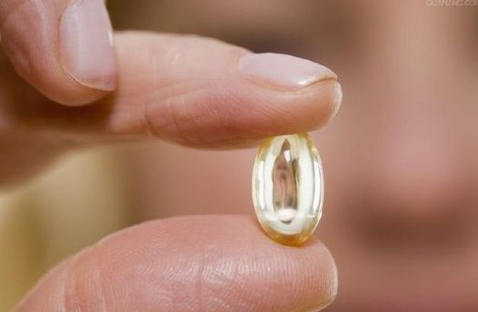 睡前用维生素e擦脸可以美白!但很多女人在乱用，难怪皮肤不好!