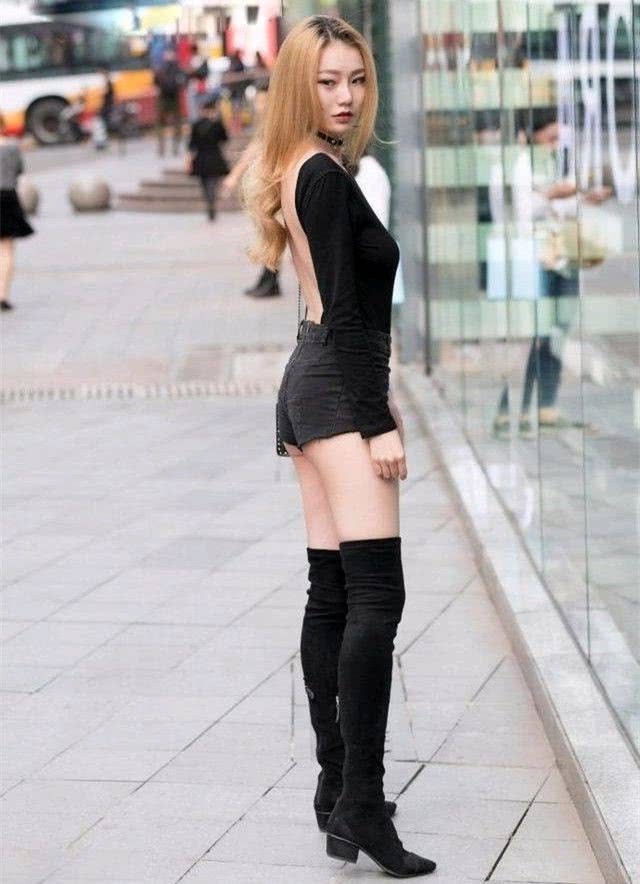 街拍：穿着时尚清新的小姐姐，显瘦又显高！