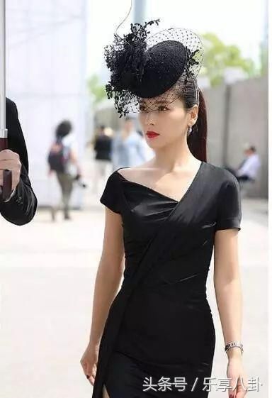 刘涛网砂帽造型抢镜 举手投足宛如英国皇室贵妃