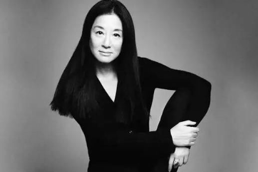  『婚纱』71岁王薇薇分享美照，短T热裤身材如少女，还穿10厘米超细高跟鞋