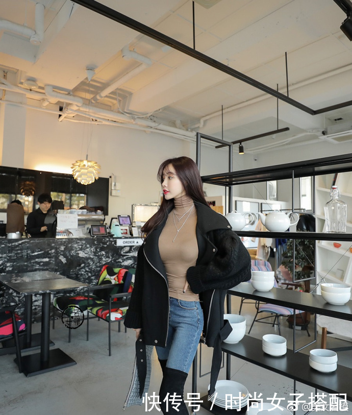 路人街拍,花色包臀裙,特别吸引路人的目光,你可以试试