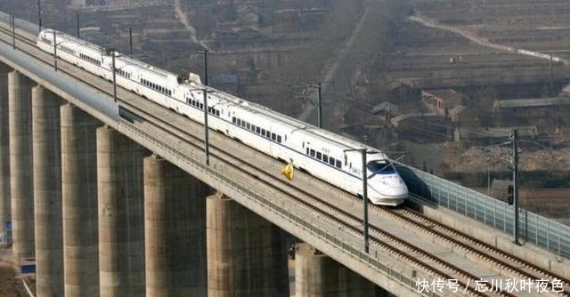 外国游客乘中国高铁，说有两个优点和两个缺点，网友：说的很对