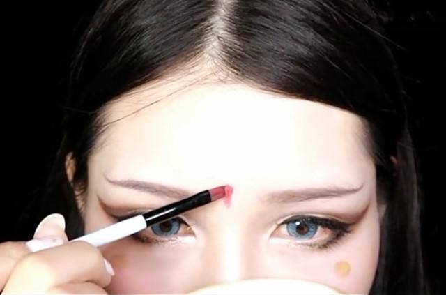 32岁老大妈仿妆《王者荣耀》杨玉环,画上眉毛后,真是够娇羞!