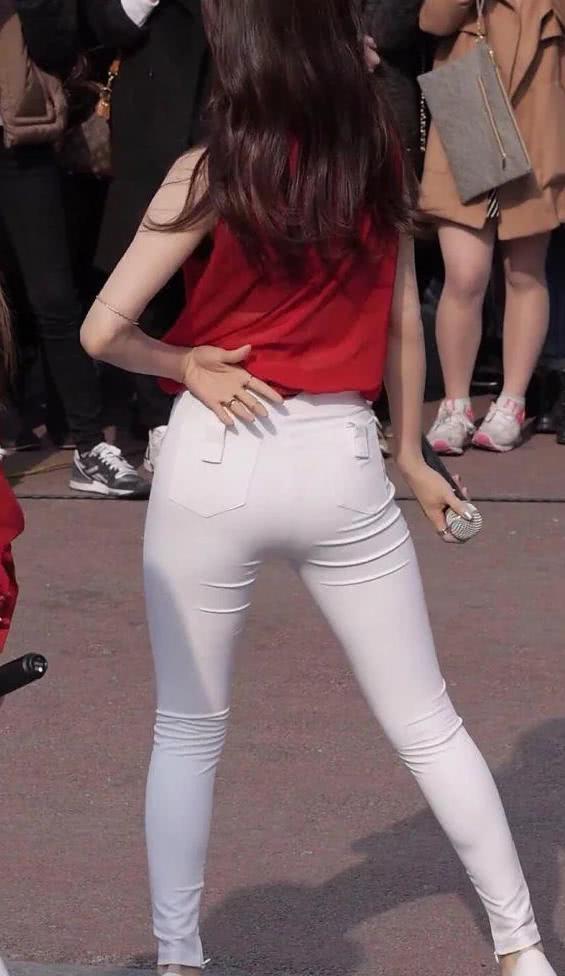 跳舞的韩国小姐姐不但高颜值，紧身裤搭配红色短袖小衫更漂亮