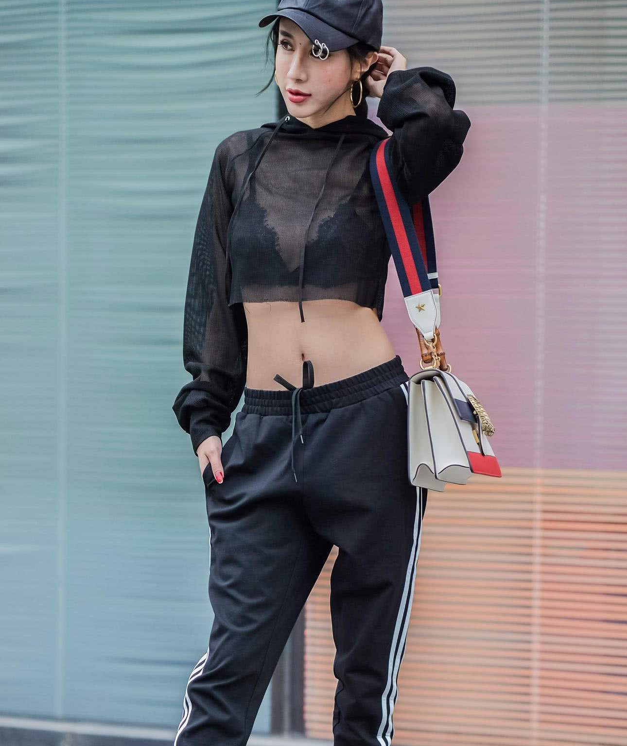 气质小姐姐真空上阵，蕾丝文胸秀出曼妙身姿，性感小蛮腰吸睛无数