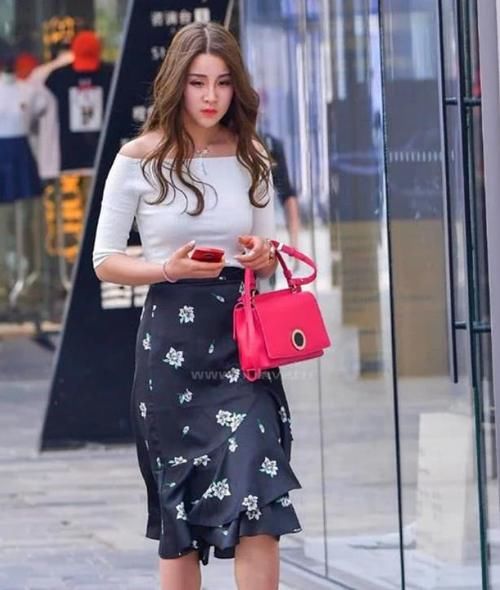  「软玉温香」街拍：软玉温香的美女，一件白色衬衫配浅绿色短裤，时尚清新气质