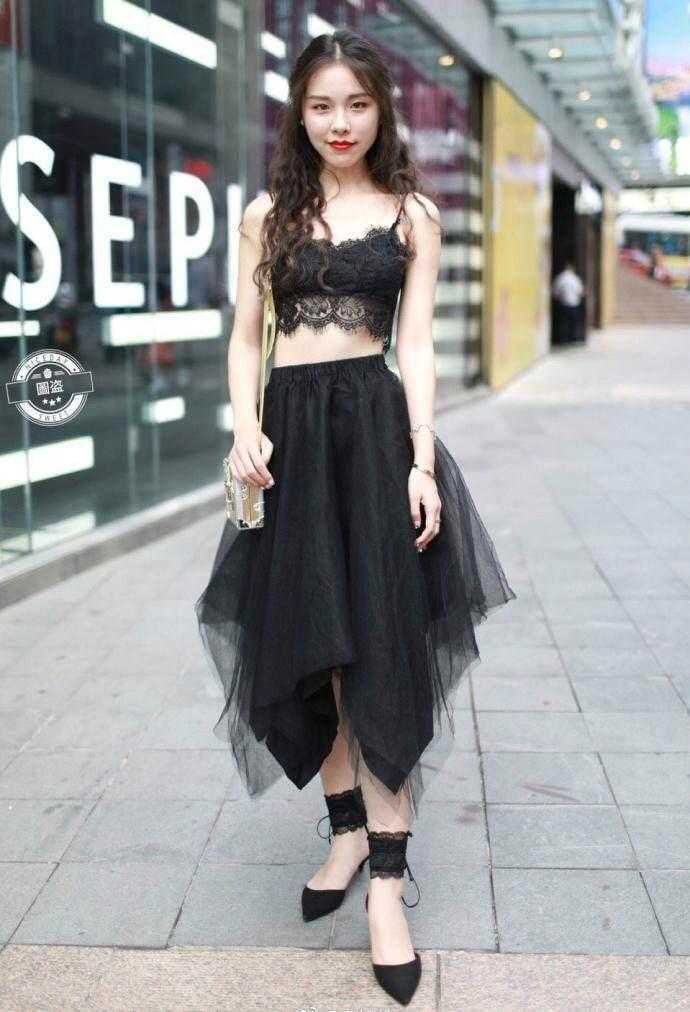 街拍: 薄纱裙出街的妹子, 上身穿的是什么?