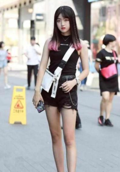 美女|街拍:美女穿露肩连衣短裙,凸显别致的美,笑容甜美可爱
