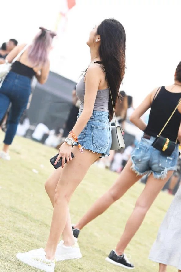 顽皮小姐姐穿小吊带热裤大秀丰韵好身材，微微一笑很倾城