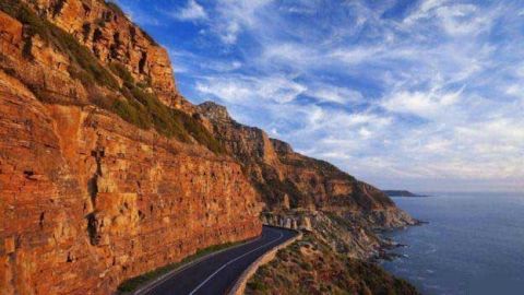 囚犯集体拉去开山凿石，建造了世界上最美的公路